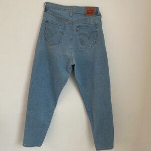 Levis High Waisted Mom Jeans (W31, L29) Light Wash